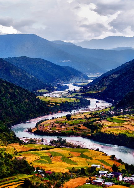 Река в горах, Бутан..