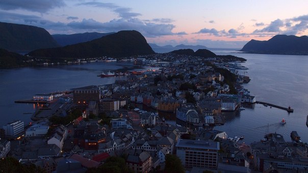 Алесунд — город на западном побережье Норвегии, в фюльке Мёре-ог-Румсдал.