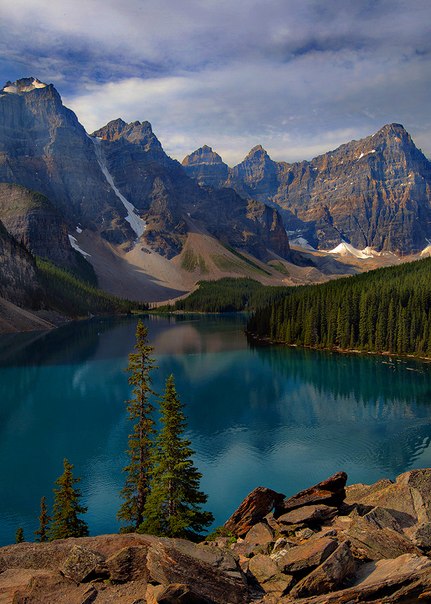 Озеро Морейн — ледниковое озеро в Национальном парке Банф, Канада.