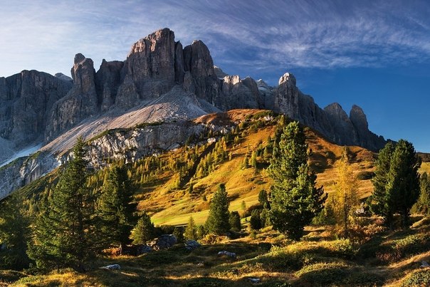 Доломитовые Альпы — горный массив в Восточных Альпах, входят в систему Южных Известняковых Альп. Массив располагается в северо-восточной части Италии.