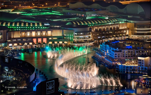 The Dubai Mall — самый крупный торгово-развлекательный центр в мире, расположенный в даунтауне Дубай.