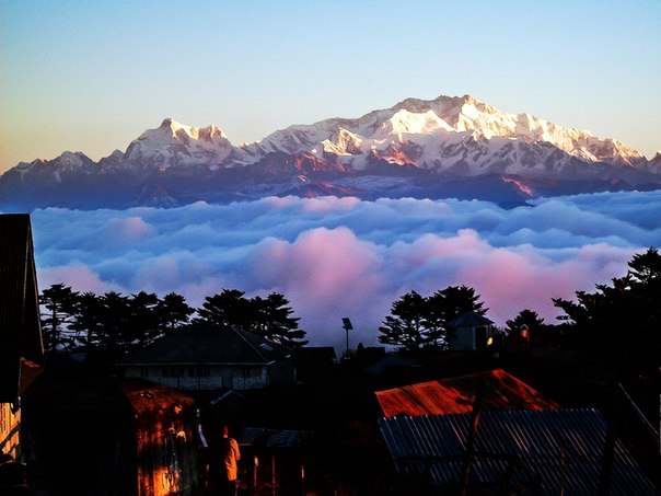 Сандакфу — гора в Восточной Индии, недалеко от границы с Непалом.