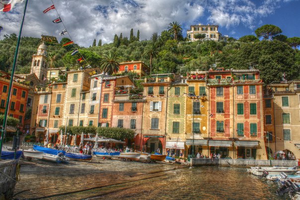 Портофино — небольшой рыбацкий город, находящийся в провинции Генуя. Один из наиболее живописных средиземноморских портов. Часть Итальянской Ривьеры.