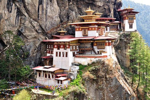 Такцанг-лакханг  — знаменитый монастырь (лакханг) в Бутане. Он расположен в дзонгхаге Паро рядом с городом Паро и висит на скале высотой 3120 м, на 700 м над уровнем долины.