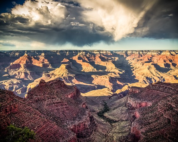 Гранд-Каньон — один из глубочайших каньонов в мире. Находится на плато Колорадо, штат Аризона, США.