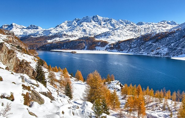 Озеро в Альпах, Швейцария.