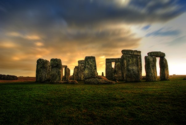 Стоунхендж (англ. Stonehenge, букв. «каменный хендж») — внесённое в список Всемирного наследия каменное мегалитическое сооружение (кромлех) на Солсберийской равнине в графстве Уилтшир (Англия). Солсбери.