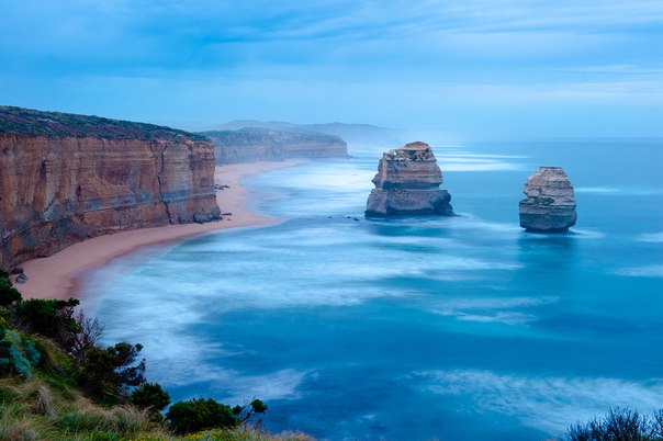 Двенадцать апостолов  — группа известняковых скал в океане возле побережья в Национальном парке Порт-Кемпбелл, Австралия.
