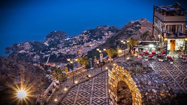 Вид на Таормину, Сицилия, Италия.