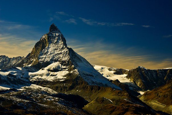 Маттерхорн — живописнейшая гора в Альпах. Расположена на границе между Швейцарией и Италией.