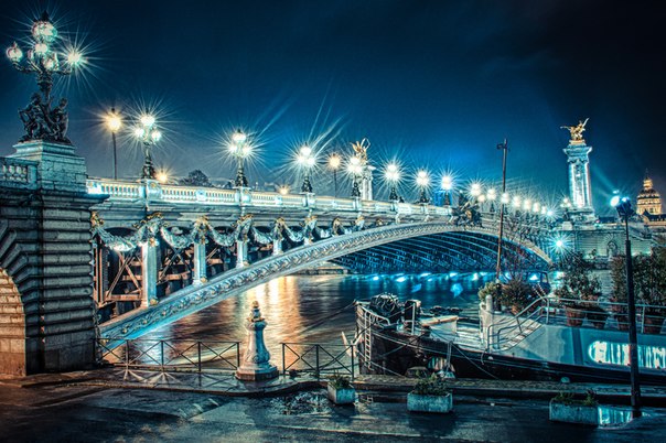Мост Александра III  — одноарочный мост, перекинутый через Сену в Париже между Домом инвалидов и Елисейскими Полями.