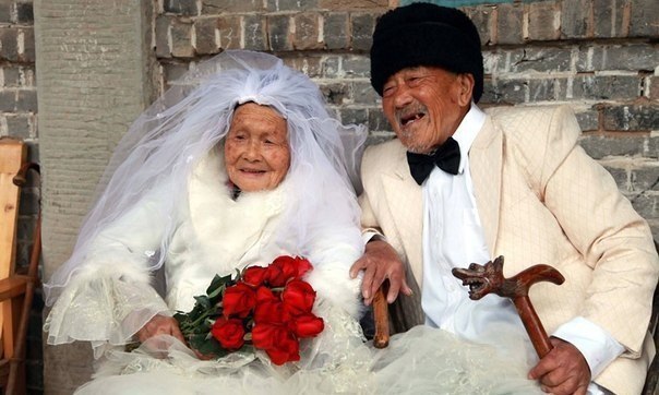 Китайская пара прожила вместе более 88 лет и в конце-концов поженилась. Это их свадебная фото. Обоим больше чем 100 лет