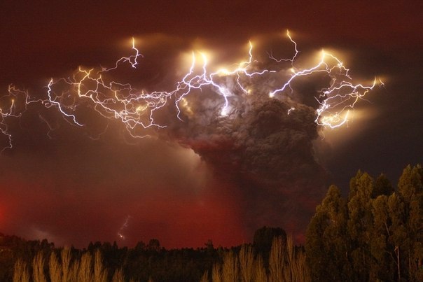 Уникальное фото: молнии на фоне извергающегося вулкана Пуйеуэ в Чили.