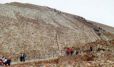 Самая большая пирамида в мире расположена не в Египте, а в мексиканском местечке Холулу де Ривадахья. Высота ее стен 54 метра, сама пирамида покрывает площадь в 25 акра. Пирамида была построена между 6 и 12 веками н.э.
