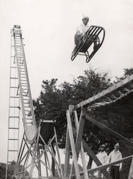 В 1933 году прыжки на санях с трамплина выглядели так. В то время знали толк в экстриме.