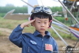 Пятилетний китаец из Нанкина совершил самостоятельный полет на сверхлегком самолете и стал самым юным пилотом в мире. Как сообщает China Daily, дошкольник по имени Хэ Идэ управлял воздушным судном на протяжении 35 минут. Полет проходил над Пекинским заповедником.