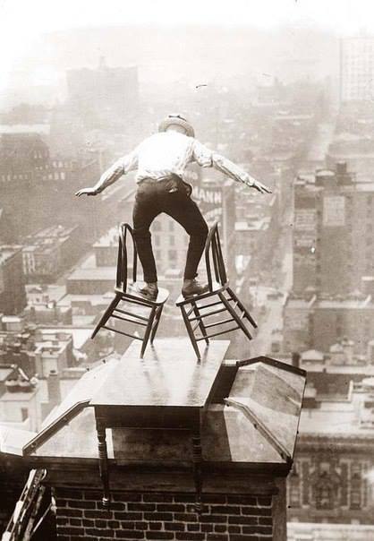 Один из опаснейших трюков Мистера Рейнольдса. Никакой страховки и права на ошибку - только он и высота, 1920-е.