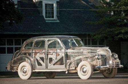 Pontiac Deluxe Six – прозрачный автомобиль. Более известный как «Ghost Car», этот автомобиль полностью сделан из органического стекла. Был изготовлен в 1939 году. В августе 2011 года автомобиль был продан за $308 000.