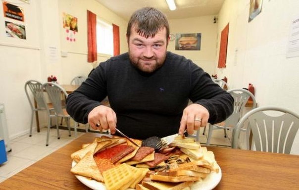 Самый большой в мире завтрак отведал британец Стивен Маги.За один час 20 минут рекордсмен проглотил завтрак общей ценностью в 7 500 калорий и весом в 3 килограмма.