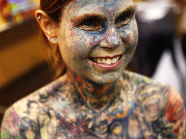 52-летняя американка Джулия Гнус из Калифорнии - самая татуированная женщина в мире. 95% ее тела покрыто татуировками.