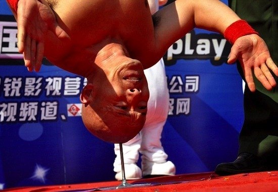 Китаец Ли Ксин может стоять головой на острие гвоздя.
