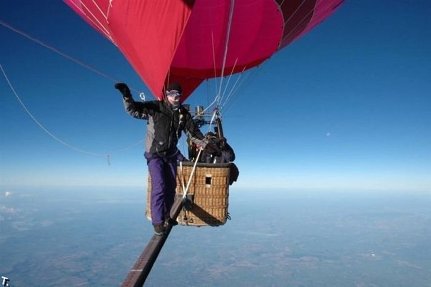 Майк Говард из Великобритании прошелся по балке между двумя воздушными шарами на высоте 6 522 метра недалеко от Сомерсета, Великобритания, 1 сентября 2004 года. 
