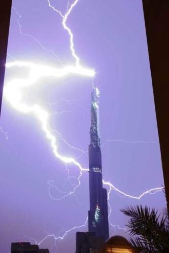 Удар молнии в 818 метровый небоскрёб Бурдж Дубай (Дубаи).