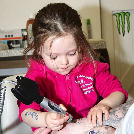 3-летняя девочка делает татуировки 