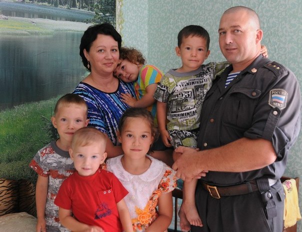 Полицейский из Алтайского края спас двоих детишек, а затем усыновил их.