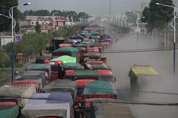В 2010 году на 110-м китайском шоссе государственного значения была зафиксирована пробка, которую называют крупнейшей за историю автомобильного транспорта. Некоторые водители сообщали, что они ехали 100-километровый участок в течение 5 дней, а всего затор длился с 14 по 25 августа. Причиной пробки стало резкое увеличение количества грузовиков, которые везли уголь из провинции Внутренняя Монголия в Пекин, в сочетании с автодорожными работами.