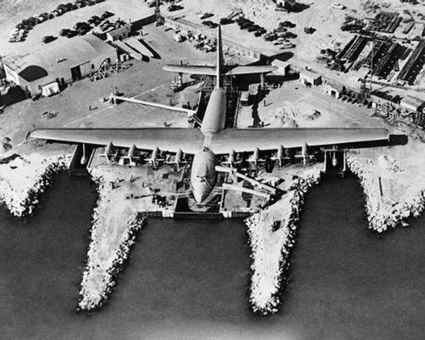 Рекордный размах крыльев — 98 метров — принадлежал американскому самолёту Хьюз H-4 Геркулес. Точнее, это была деревянная летающая лодка для транспорта грузов. Она была построена в ходе Второй Мировой войны, однако совершила всего один полёт на высоте 21 метр, после чего её отправили в музей.