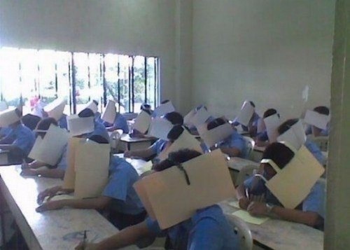 Вот так в одной из китайских школ преподаватели борются со списыванием на контрольных.