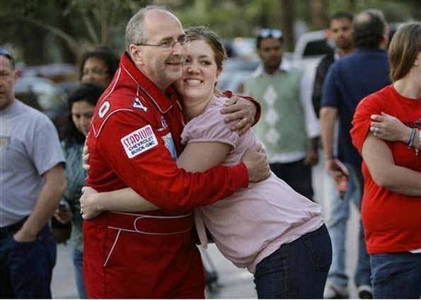 51-летний Джеф Ондаш, житель штата Огайо, в День святого Валентина установил новый мировой рекорд, обнявшись за 24 часа 7777 раз.