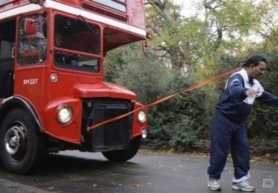 Манжит Сингх (Manjit Singh) дернул волосами двухэтажный лондонский автобус и протащил его 21.2 метра.