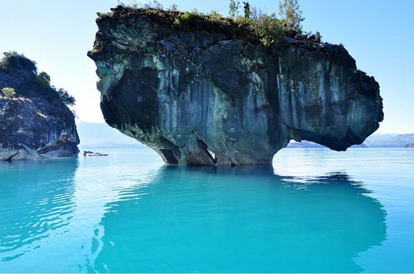Самое глубокое озеро Южной Америки знаменито не только отличной экологией и рыбалкой, но и удивительными мраморными пещерами, которые вместе с голубой водой представляют восхитительное зрелище.