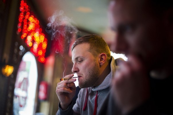 Несмотря на то, что в Нидерландах легализовано курение марихуаны, уровень её потребления голландцами один из самых низких в Европе. Также в Нидерландах один из самых низких показателей смертности, связанной с приёмом наркотиков — восемь случаев на миллион жителей (например, в Великобритании этот показатель равен 50).