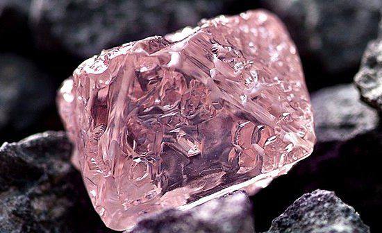 В Австралии год назад был найден самый большой неограненный розовый алмаз в истории страны и мира в 12,76 карат, сообщила австралийская горнодобывающая компания Rio Tinto. В компании находку розового алмаза назвали "беспрецедентной".