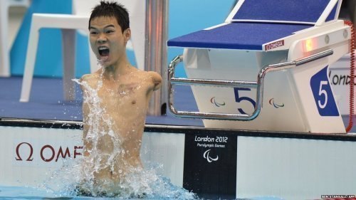 На фото китаец Чжен Тао и его эмоции по поводу паралимпийского золота и нового мирового рекорда в категории S6 (нехватка до двух конечностей) на дистанции 100м на спине — за одну минуту и 13 секунд.