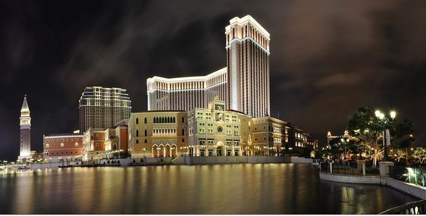 Самое большое в мире казино "Венеция" в Макао. Одновременно, это второе в мире и самое большое здание в Азии.