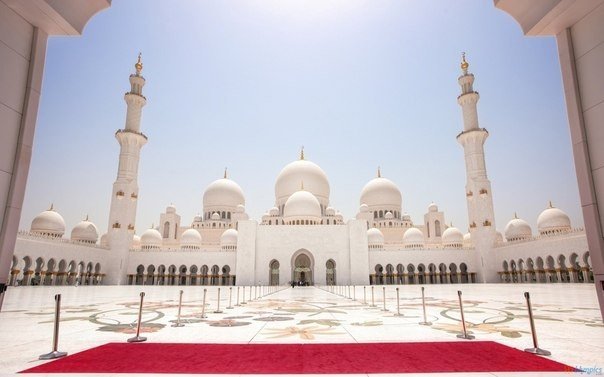 Мечеть шейха Зайда — самая большая мечеть Абу-Даби, ОАЭ