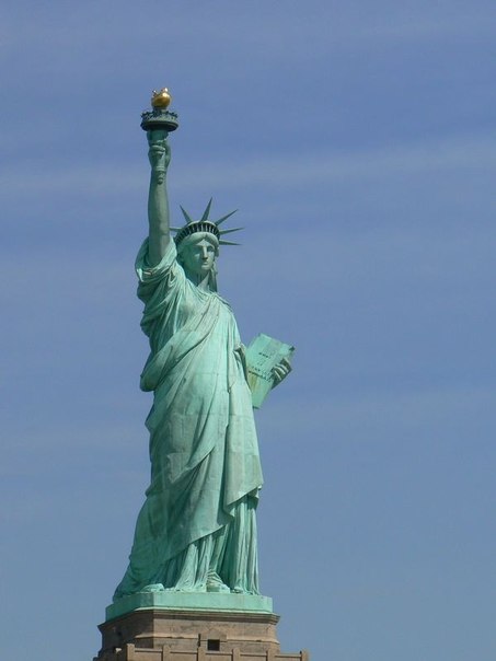 У Статуи Свободы 879 размер ноги.