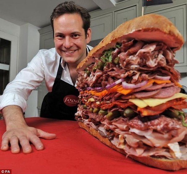 Самый большой в мире мясной сэндвич.