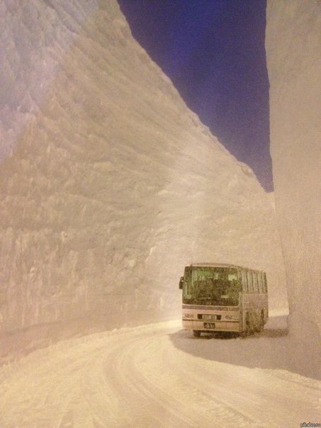 Высота снежного покрова в японском городе Хоккайдо этой зимой превысила отметку в 17 метров.