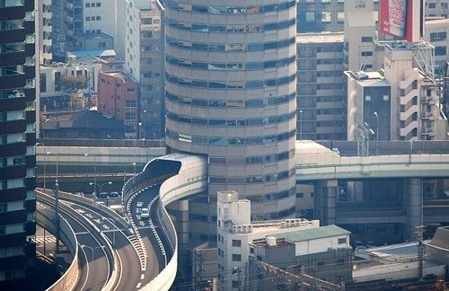 В Осаке (Япония) мост проведен прямо через офисное здание.