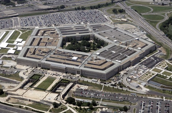 В здании Пентагона работают около 26 000 человек. Благодаря удачной планировке здания путь между двумя самыми удалёнными точками отнимает не больше семи минут.