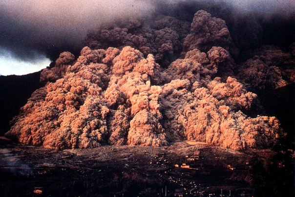 Фотография извержения вулкана Сент-Хеленс 18 мая 1980 года. Автор снимка - американский фотограф Роберт Ландсбург. К сожалению, этот день стал последним в его жизни. После взрыва вулкана, по всей видимости, здраво оценив, что шансов на спасение от облака пепла у него уже не будет, Роберт Ландсбург остался на месте и продолжал фотографировать вулкан и извержение до тех пор, пока что-то мог снять. После чего перемотал плёнку в кассету, убрал фотоаппарат в рюкзак, который положил под себя для лучшей защиты.