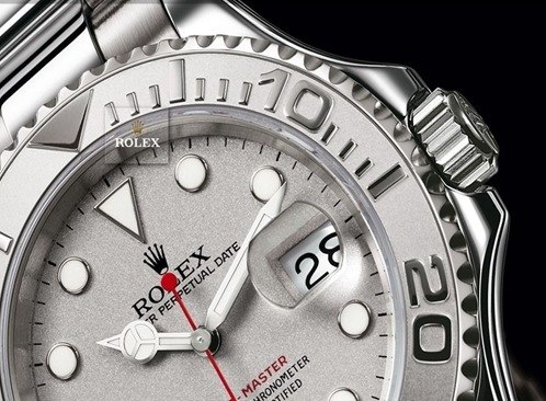 Настоящие часы марки Rolex можно отличить от подделки по ходу секундной стрелки. На оригиналах она не тикает, а движется плавно.