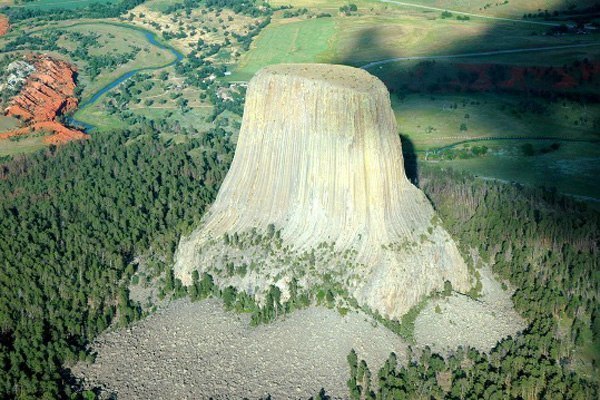 Башня Дьявола — так называют необычную по форме скалу, высота которой достигает 390 метров