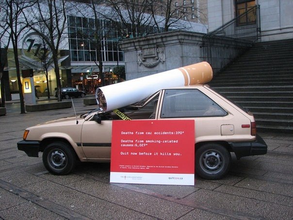 В Канаде установили автомобиль, подбитый большой сигаретой, чтобы рассказать что от курения ежегодно погибает больше людей, чем в дорожных происшествиях.