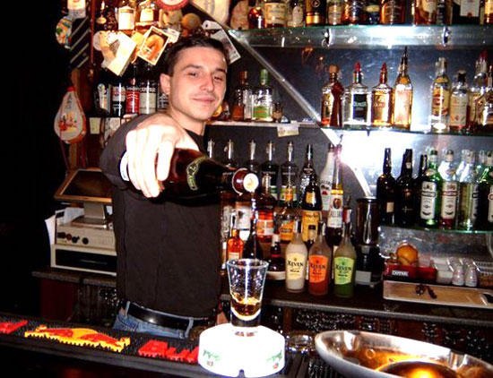 Самый выносливый бармен в мире